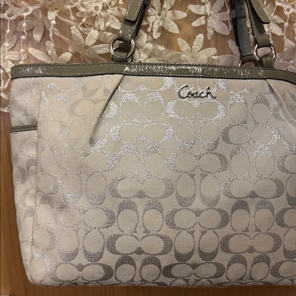 EUC COACH purse. Flawless inside and out. Straps adjustable on both sides. Badge - Picture 3 of 16